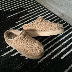 American Eagle Outfitters Tan Fuzzy Mules